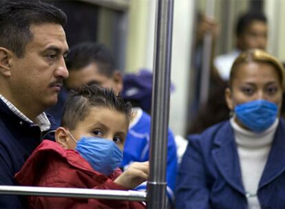 Usuarios del metro de la Ciudad de México usan máscaras para evitar el contagio