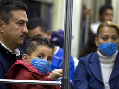 Usuarios del metro de la Ciudad de México usan máscaras para evitar el contagio