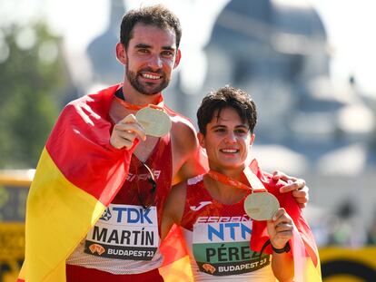 María Pérez y Álvaro Martín celebran el oro cosechado en los 35 kilómetros marcha de los Mundiales de Budapest.