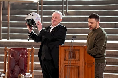 El presidente de la Cámara de los Comunes, Lindsay Hoyle, sostiene el casco de uno de los pilotos ucranios más exitosos, con la inscripción "Tenemos libertad, danos alas para protegerla", junto a Zelenski, este miércoles.