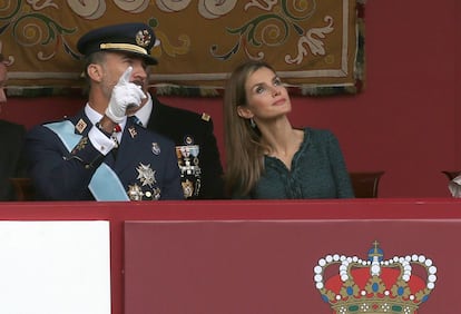 El Rey comenta un detalle del desfile militar a la reina Letizia, dentro de los actos de la celebración del Día de la Fiesta Nacional que han presidio hoy los Monarcas en la Plaza de Neptuno de Madrid