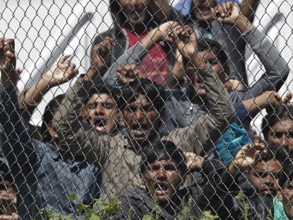 Migrants paquistanesos protesten a l'illa grega de Lesbos.