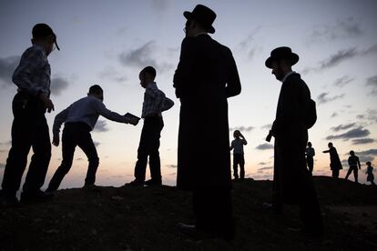 Los judíos ultraortodoxos de la dinastía de Vizhnitz se reúnen en una playa cerca del mar Mediterráneo mientras que practican la ceremonia de Tashlich,  en Herzliya (Israel).