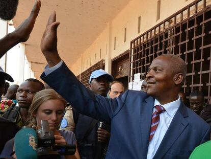 El presidente Touadéra, tars depositar su voto en las elecciones, el 14 de febrero de 2016.