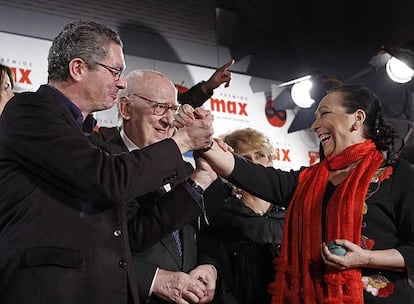 Cristina Hoyos saluda a Alberto Ruiz-Gallardón en presencia de José Luis Borau en la gala de los premios Max.