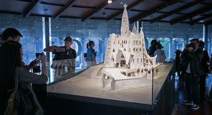 La maqueta de la iglesia de la colonia Güell que puede verse en la exposición del Museo Diocesano de Barcelona.