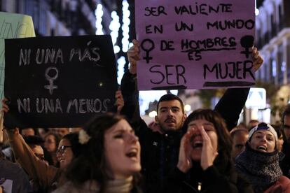 Multitud de jóvenes se han concentrado en la puerta del Sol durante el día internacional de la violencia de género. 