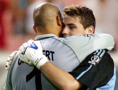 Chilavert y Casillas se funden en un abrazo al final del encuentro.