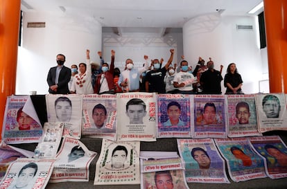 Familiares de los 43 estudiantes desaparecidos en Ayotzinapa, este marzo en la Ciudad de México.