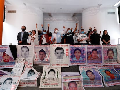 Familiares de los 43 estudiantes desaparecidos en Ayotzinapa, este marzo en la Ciudad de México.