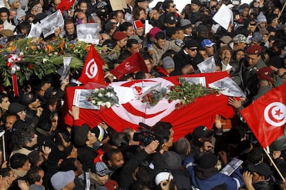 Tunecinos portan a hombros el ataúd con los restos mortales del político opositor Chukri Belaid durante su multitudinario funeral en la capital tunecina.