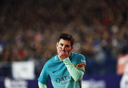 Messi se lamenta en un lance del encuentro