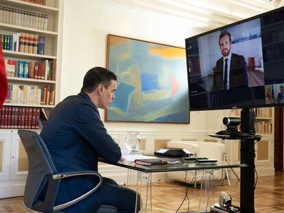 El presidente del Gobierno, Pedro Sánchez, durante una videoconferencia con el presidente del Partido Popular, Pablo Casado, el pasado 20 de abril.