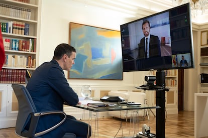 El presidente del Gobierno, Pedro Sánchez, durante una videoconferencia con el presidente del Partido Popular, Pablo Casado, el pasado 20 de abril.