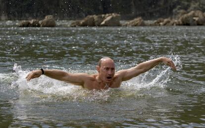 El presidente ruso Vladímir Putin se da un baño en un lago en la región de Tuva, al sur de Siberia, en un viaje que añadió una nueva dimensión a su imagen exterior de macho.