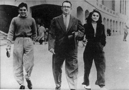 Ernesto y Celia Guevara caminan junto a su padre, Ernesto Guevara Lynch.