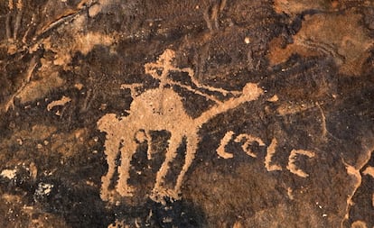 Animales de distintas especies, figuras humanas, utensilios. El arte rupestre sobre las rocas del djebel (monte) Umm Simmam, en Jubbah, y los djebel al-Manjor y Raat, en Shuwaymis, no lejos de la ciudad de Hail, en el centro-norte de Arabia Saud, refleja la vida de quienes habitaban esta regin entre 5.000 y 10.000 a?os atrs. Una vida con abundante flora y fauna. Los dos enclaves ocupan un rea importante, de unos 50 kilmetros cuadrados, de lo que hoy es un paisaje desrtico pero en su da tuvo un lago de agua dulce, ya desaparecido, que abasteca a hombres y animales al sur del gran desierto de Nefud. Los djebel al-Manjor y Raat forman escarpes rocosos de un uadi (rambla) actualmente cubierto de arena.En la foto, arte rupestre en Jubbah, en la regin de Hail.