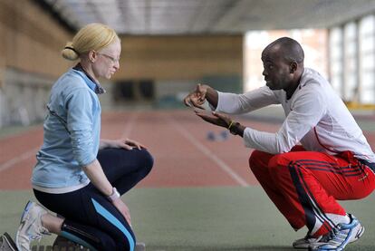 Eva Ngui escucha las instrucciones de Joan Lino Martínez en un entrenamiento en el módulo de atletismo del Centro de Alto Rendimiento de Madrid.