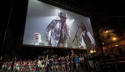 El vocalista Gordon Downie en una pantalla durante un 'live stream' de su concierto de despedida en Kingston, Ontario.