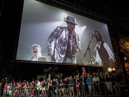 El vocalista Gordon Downie en una pantalla durante un 'live stream' de su concierto de despedida en Kingston, Ontario.