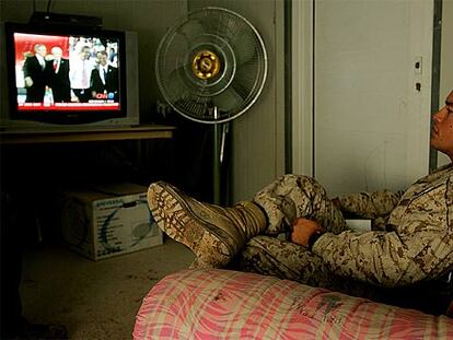 Un soldado en Irak viendo las elecciones en la TV