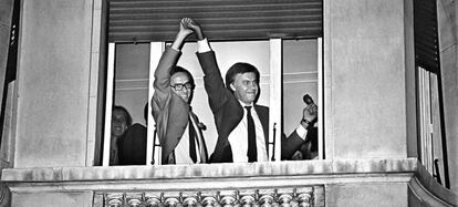 Alfonso Guerra y Felipe Gonz&aacute;lez, asomados a una ventana del hotel Palace, celebran la victoria del PSOE el 28 de octubre de 1982.