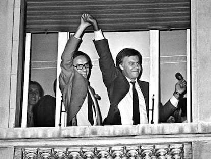Alfonso Guerra y Felipe Gonz&aacute;lez, asomados a una ventana del hotel Palace, celebran la victoria del PSOE el 28 de octubre de 1982.
