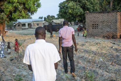 Green Mwanyongo y Kumbukani Mvula siguen viviendo en el mismo pueblo que las personas que intentaron matarlos, y están siempre atemorizados.