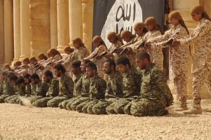 25 soldados sirios fueron ejecutados por niños y jóvenes en el teatro romano de Palmira (Siria). Las imágenes fueron difundidas en vídeo por el Estado Islámico el 4 de julio de 2015. | <a href=http://internacional.elpais.com/internacional/2015/07/04/actualidad/1436032834_547631.html target=”blank”>IR A LA NOTICIA</a>