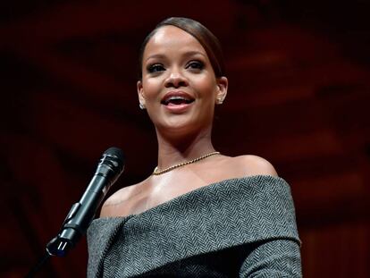 Rihanna recoge un premio por su actividad con fines solidarios en la Universidad de Harvard el pasado febrero.