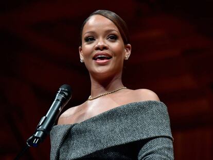 Rihanna recoge un premio por su actividad con fines solidarios en la Universidad de Harvard el pasado febrero.