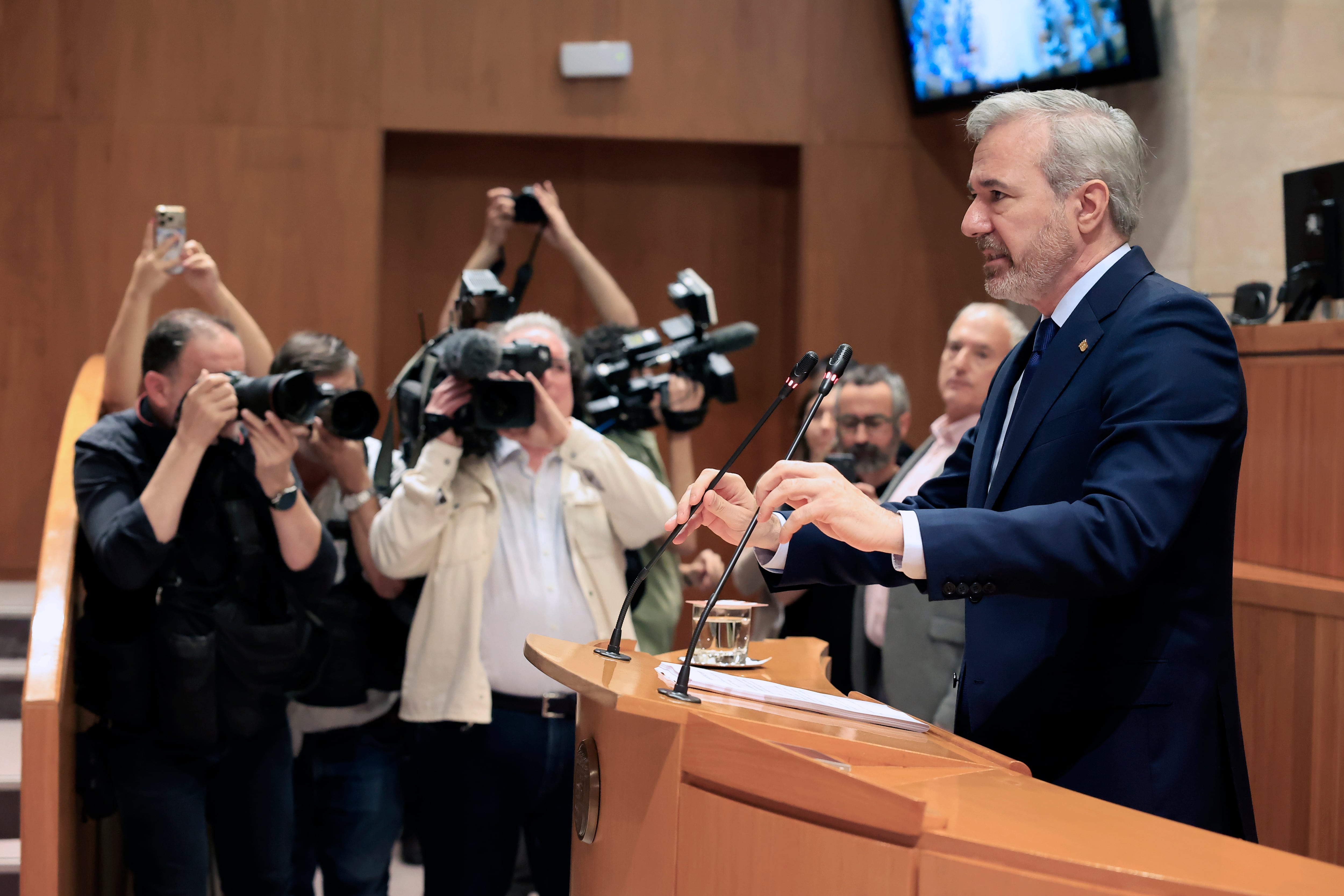 Azcón niega en su investidura que la “prioridad nacional” del PP discrimine por nacionalidad
