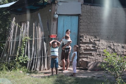 Niños juegan en la comunidad de Panamá, donde vive un colectivo de unas 450 familias que habían vivido durante años lejos de la violencia que causó la propiedad de las tierras.