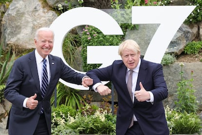 Joe Biden y Boris Johnson durante el encuentro bilateral celebrado el jueves en Carbis Bay, Reino Unido.