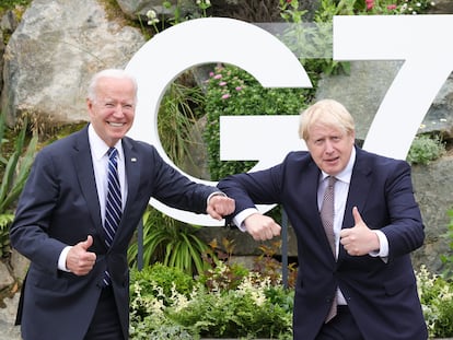 Joe Biden y Boris Johnson se saludan este miércoles en Carbis Bay, en Cornualles.