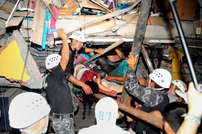 Equipos de rescate trabajan para sacar a los sobrevivientes atrapados en un edificio derrumbado, en la ciudad de Manta, el 17 de abril de 2016.