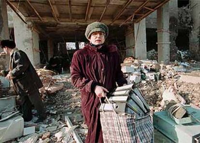 Empleados rusos recogen sus enseres tras el atentado en Grozni.