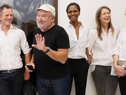 El fotógrafo Peter Lindbergh con las modelos Lara Stone, Karen Alexander, Cecilia Chancellor y Nadja Auermann en Rotterdam.