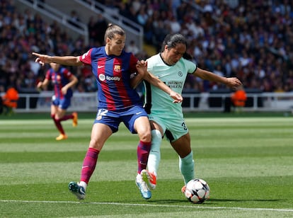 La jugadora del Chelsea Mayra Ramírez pugna por el balón con Patri Guijarro, del Barcelona, en la ida de la semifinal de la Champions