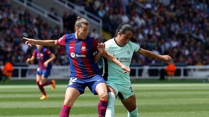 La jugadora del Chelsea Mayra Ramírez pugna por el balón con Patri Guijarro, del Barcelona, en la ida de la semifinal de la Champions