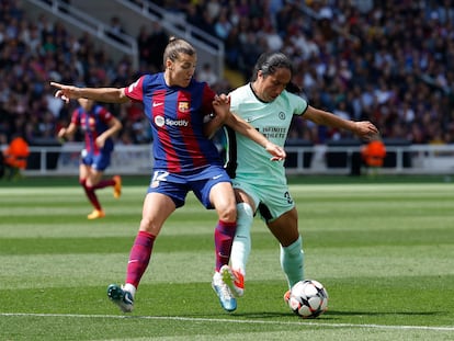 La jugadora del Chelsea Mayra Ramírez pugna por el balón con Patri Guijarro, del Barcelona, en la ida de la semifinal de la Champions.