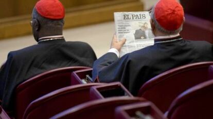 Un cardenal lee EL PAÍS surante el pasado Sínodo de los obispos
