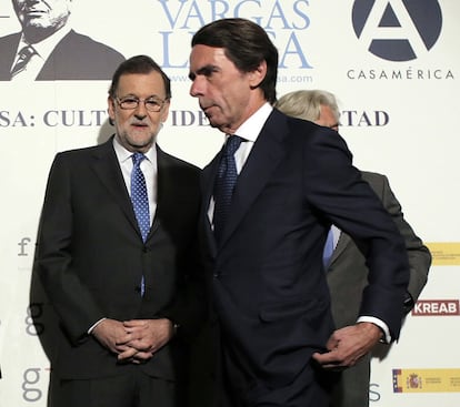 Encuentro homenaje 80 aniversario de Mario Vargas Llosa. En la imagen, José María Aznar pasa ante Mariano Rajoy, el 29 de marzo de 2016.