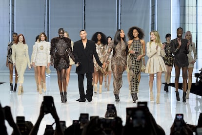 Oliver Rousteing saludando tras un desfile de Balmain en 2021