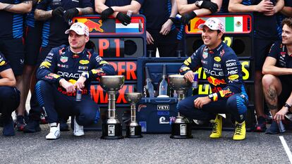 Max Verstappen y Sergio Pérez celebran su resultado en el Gran Premio de Japón, celebrado en abril de 2024. 