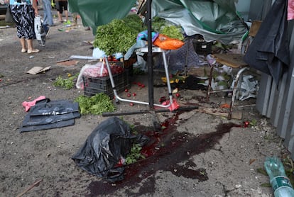 Manchas de sangre en el lugar del ataque ruso contra un mercado de Kostyantynivka, región de Donetsk, Ucrania, este miércoles. 