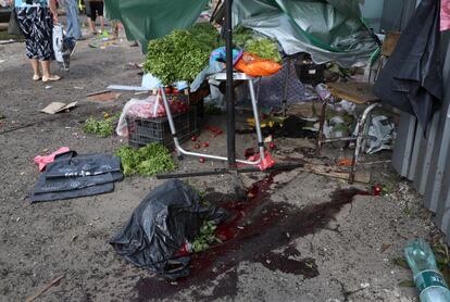 Manchas de sangre en el lugar del ataque ruso contra un mercado de Kostyantynivka, región de Donetsk, Ucrania, este miércoles. 