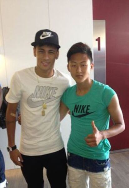 Lee junto a Neymar en una foto bajada de su Facebook.