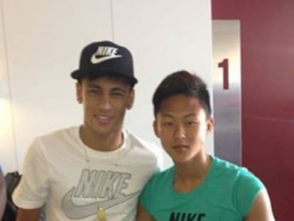 Lee junto a Neymar en una foto bajada de su Facebook.
