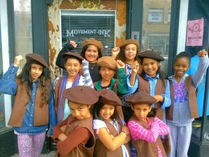 Puño en alto y sonrisa. Las Girl Scout parten la pana.